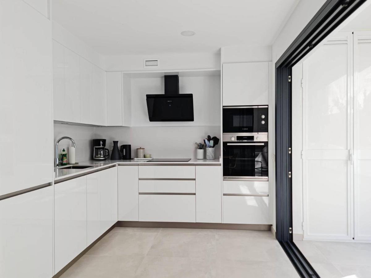 Huoneisto Brand New Exclusive Apartment, 100 Meter From The Fuengirola
